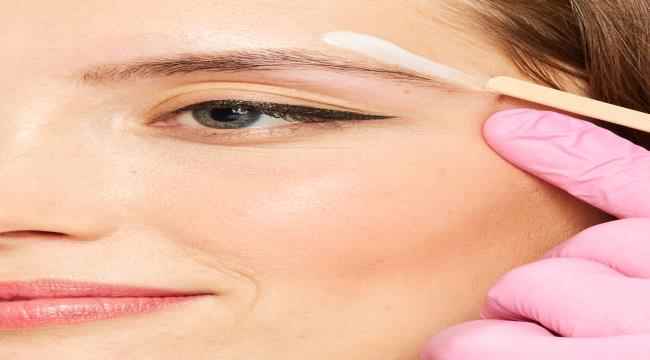 خدمة إزالة شعر الحواجب بالشمع للعطاء من Benefit