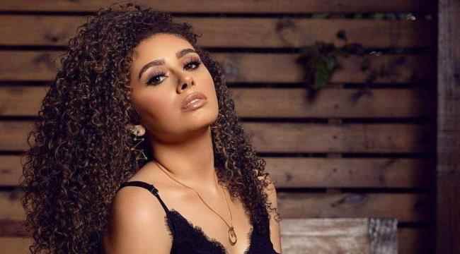 بكاء وانهيار وإغماء الفنانة ريم أحمد في عزاء والدتها