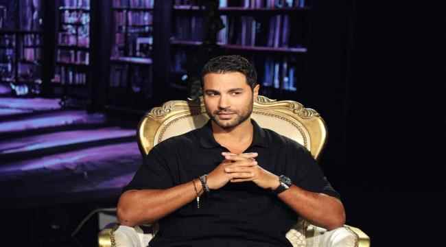 النجم كريم فهمي يعلّق على طلاق شقيقه... وهذا ما قاله عن غيرة أحمد العوضي منه