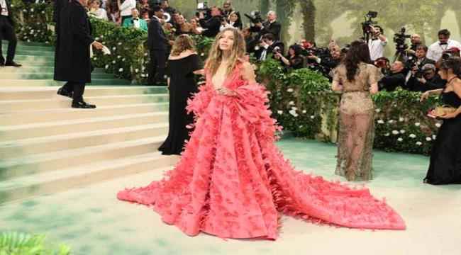 جيسيكا بييل تكشف استعدادها لـ Met Gala بحمّام من الملح