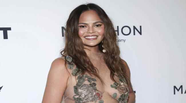 كريسي تيغن بفستان Met Gala خارج الحفل العالمي