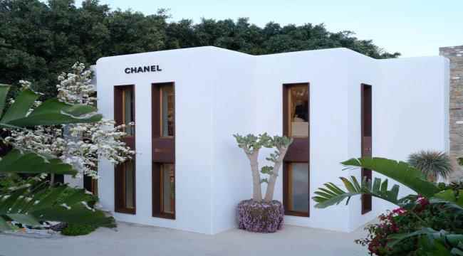 "شانيل" Chanel تُعيد افتتاح بوتيك ميكونوس في اليونان