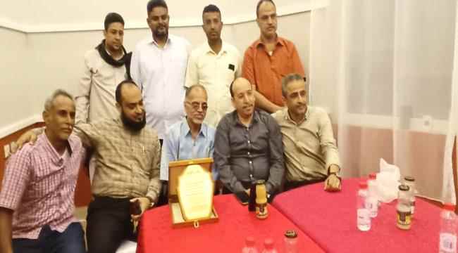طلاب مدرسة بدر الموحدة بخورمكسر يكرمون مدير المدرسة الأستاذ محمد سالم عبيد 