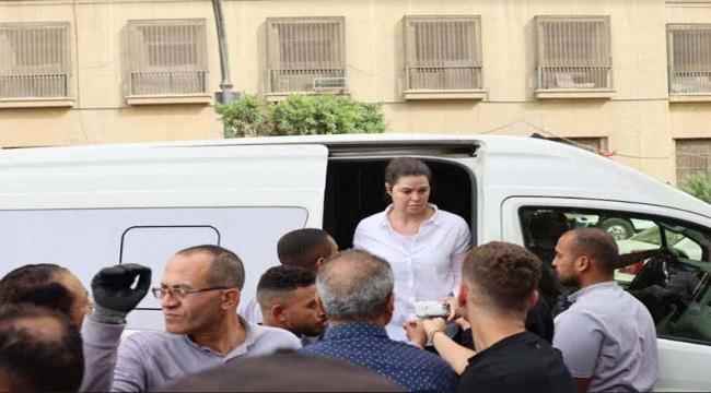 الفنانة يسرا اللوزي بالأبيض في وداع والدتها بحضور النجوم