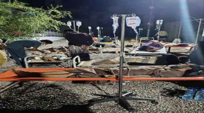 صورة صادمة من مستشفى الصداقة مرضى يتلقون دريبات العلاج في الشارع 