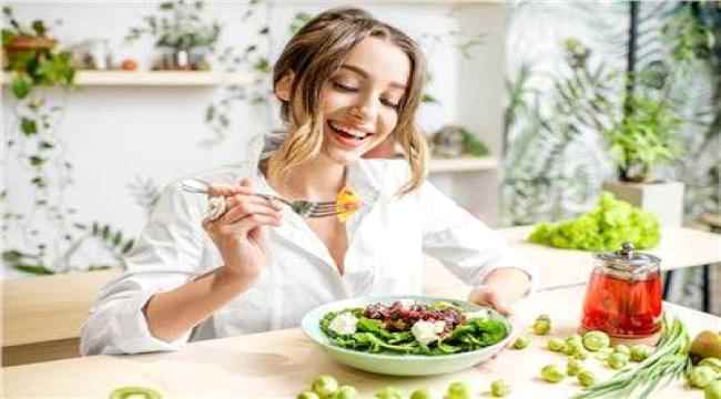 طبيب يحذّر من هذا النظام الغذائي ويكشف عدد الوجبات المثالي في اليوم