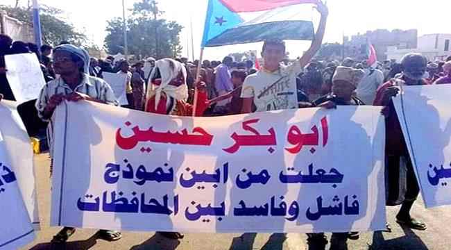 د. فيدل منذوق يدعو جميع أبناء محافظة أبين للخروج إلى الشارع والتعبير عن معاناتهم والمطالبة بإقالة المحافظ