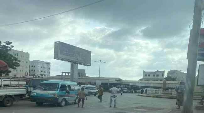 سائقو الحافلات الصغيرة في عدن يشتكون من فرض رسوم جبايات متكررة من قبل المجلس المحلي