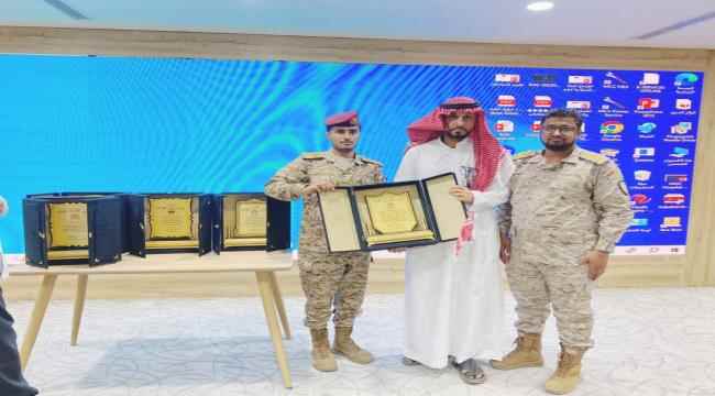 بتكليف من قائد اللواء الثالث عاصفة.. مدير مكتب القائد يكرم مدير مستشفى صامطة والكادر الطبي