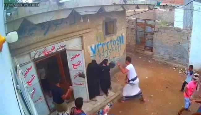 اعتداء وحشي على امرأة في الحديدة وسط تجاهل للمارة