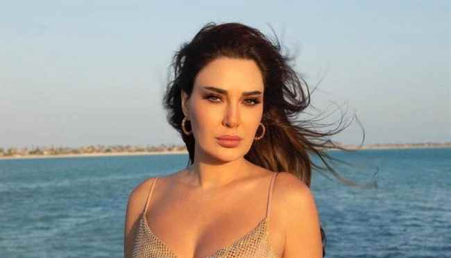 النجمة سيرين عبد النور بإطلالة صيفية ناعمة في البحر الأحمر
