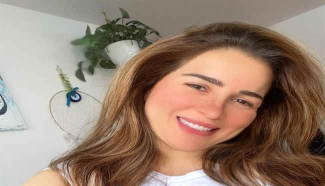 مخرج شهير يوجّه رسالة إلى ميّ عز الدين... وهذا ما طلبه منها