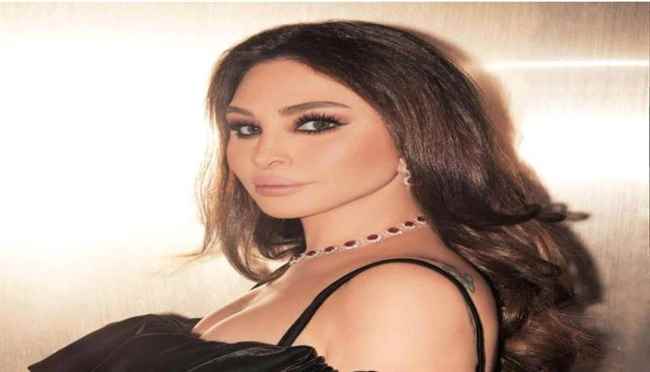 المطربة إليسا ترقص بعفوية مع أصدقائها بقميص مختلف وقالب حلوى خاص