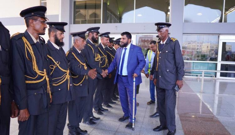 العميد أحمد بن عفيف يعود إلى أرض الوطن بعد رحلة علاجية 