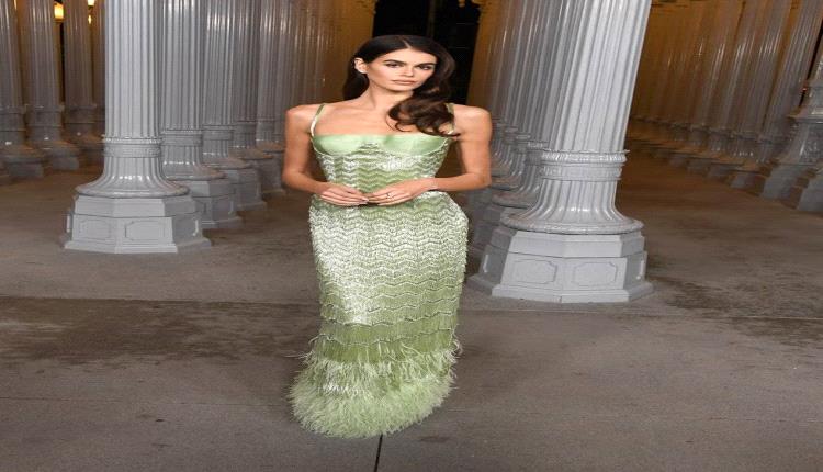 فستان النجمة كايا غيربر باللون الفستقي يتشابه مع ثوب النجمة أمينة خليل ذات صيحة الشراريب