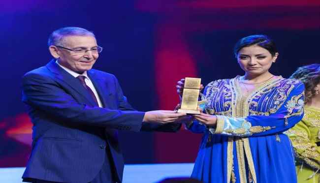 الفنانة سهر الصايغ تتألق خلال تكريمها بالقفطان المغربي