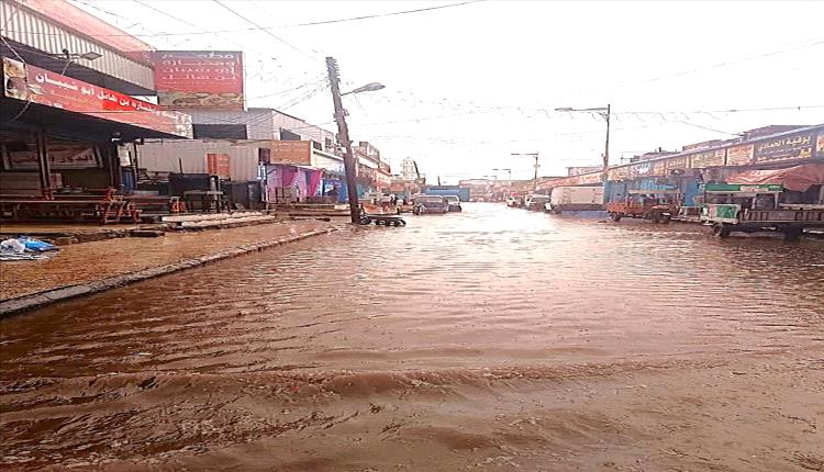 أمطار غزيرة تضرب عدن وتغرق عدداً من الشوارع