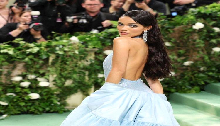 الفنانة راشيل زيجلر تتألق بفستان كريستالي من Dior