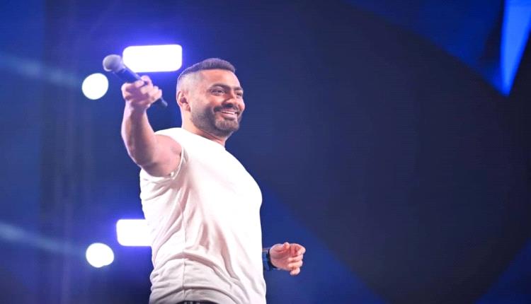 بالصور والفيديو - تدافع وإغماءات في حفل المطرب تامر حسني