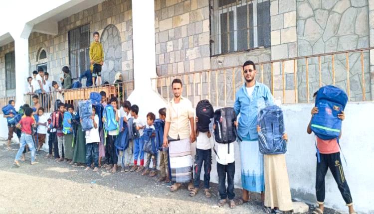 فريق إشراقة أمل يوزّع حقائب مدرسية لطلاب جحين