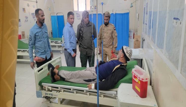 مدير عام الشعيب يتفقد سير العمل في مستشفى الشهداء الثلاثة بالمديرية