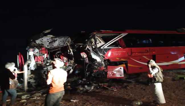 درع الوطن تسعف مصابي حادث تصادم حافلتين على خط العبر بحضرموت