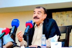 اللواء بن بريك يوجه مبعوثاً لدعوة بن حبريش لحضور عرض عسكري