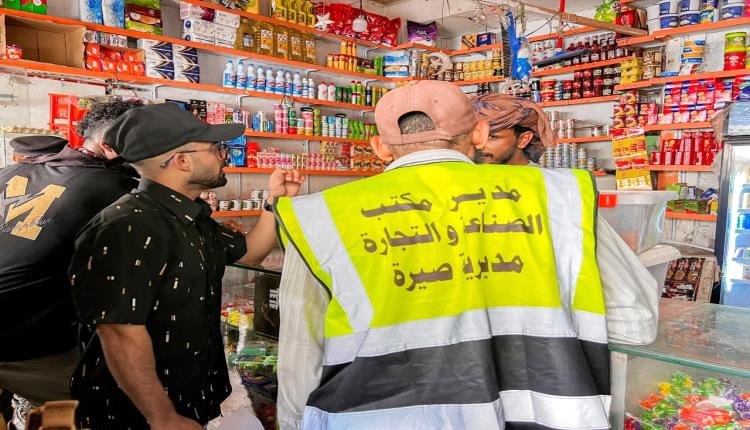 صيرة تغلق 6 محلات تجارية مخالفة ضمن حملة لضبط الأسعار بعدن