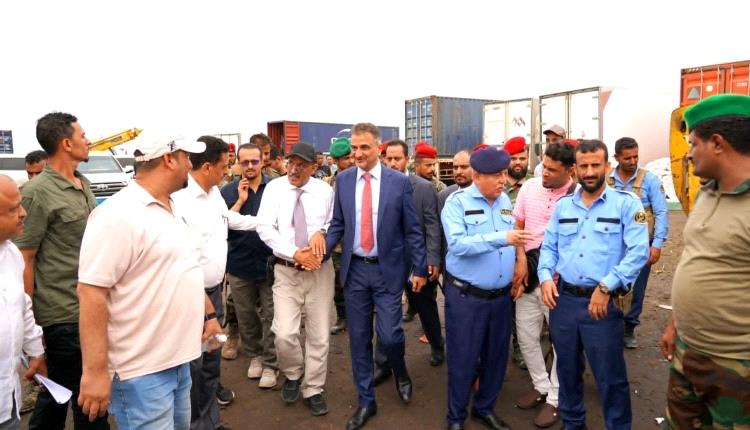 محافظ العاصمة عدن يتفقد ميناء الحاويات ويوجّه بالحفاظ عليه كمرفق سيادي واستراتيجي