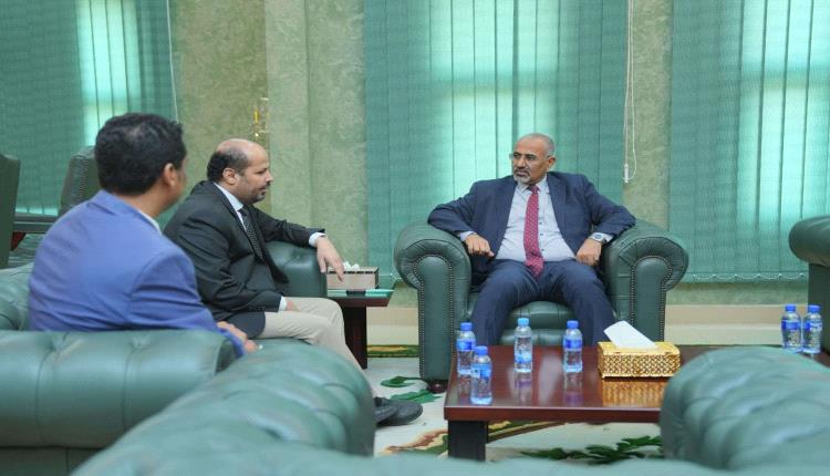 الرئيس الزُبيدي يطّلع على سير العمل في وزارة الشؤون القانونية وحقوق الإنسان