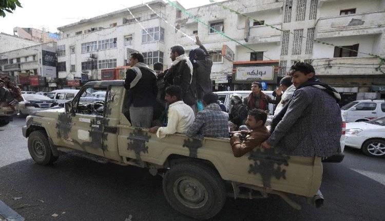 صنعاء على صفيح ساخن.. تحركات حوثية تنذر بصدام قد يغيّر موازين القوة في المدينة