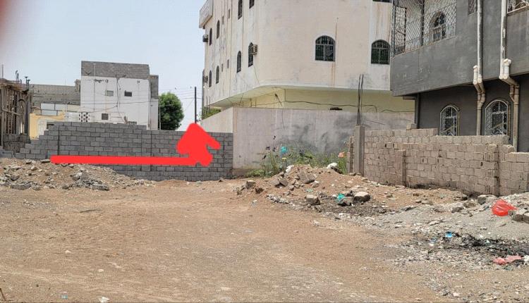 سكان المحلة الجديدة يطالبون بإعادة فتح طريق فرعي أُغلق لصالح مدرسة خاصة