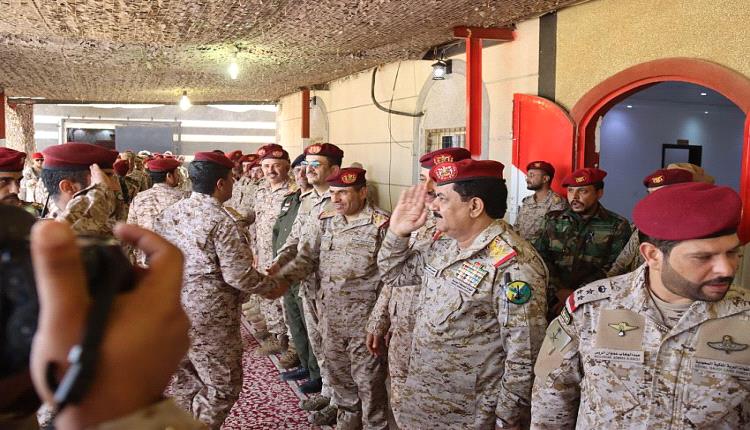 وزير الدفاع يتفقد المواقع الأمامية في جبهات كتاف والبقع بصعدة
