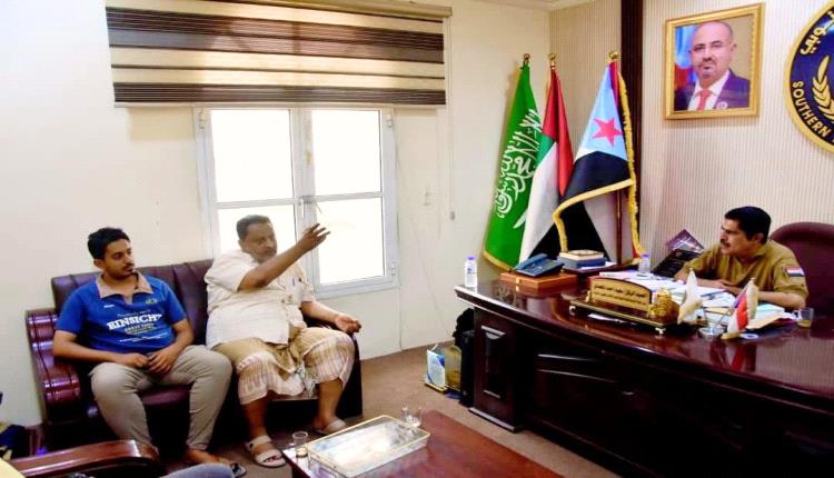 العميد المحمدي يلتقي مدير مكتب الصناعة والتجارة بساحل حضرموت ويؤكد دعم حملة خفض الأسعار