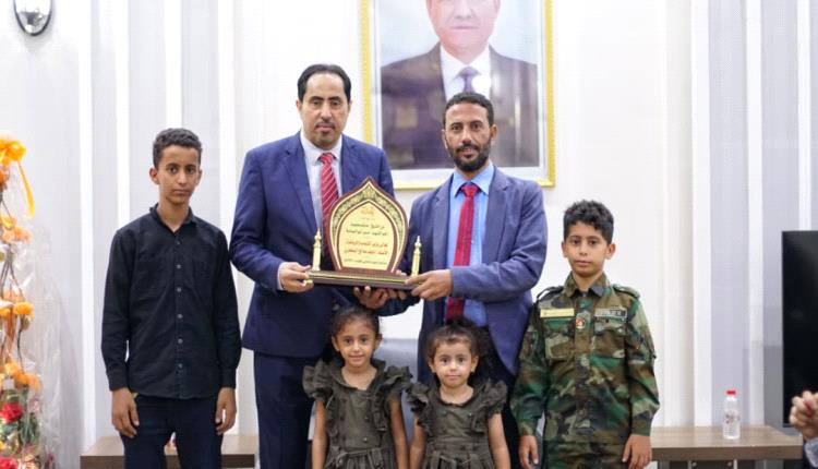 وزير الشباب والرياضة يستقبل أسرة الشهيد منير اليافعي "أبو اليمامة" ويجدد العهد بالوفاء لتضحيات الشهداء