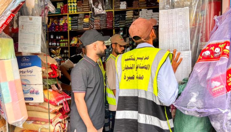 محلي صيرة تغلق 4 معامل ماء و 12 محل تجاري مخالفين للأسعار
