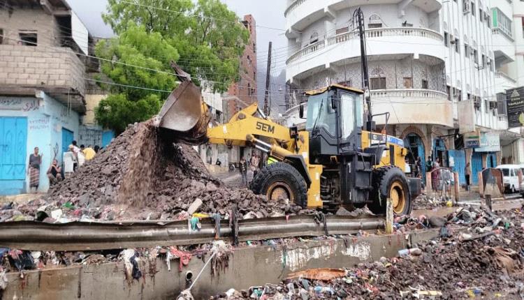 تواصل اعمال شفط مياه الأمطار وإزالة الركام في شوارع المعلا