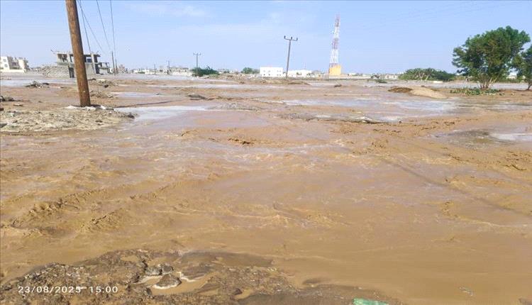 يحدث الان .. موجة سيول جارفة تصل الى شاطئ الحسوة بعدن