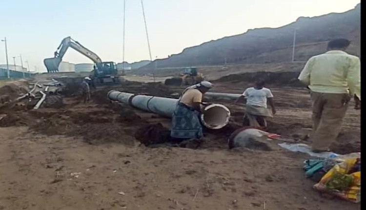 فرق الصيانة بمؤسسة مياه عدن تباشر إصلاح كسر في خط الضخ الرئيسي المغذي للبريقة