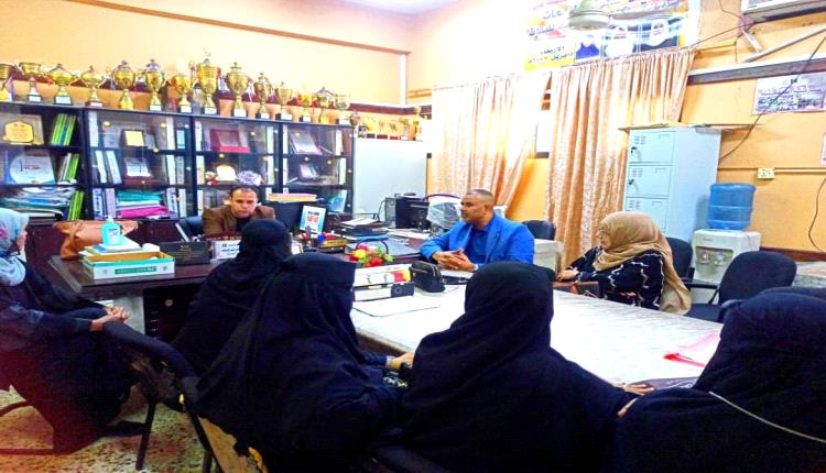 الوكيلان الشوذبي ومبجر يتفقدان عملية حضور المعلمين بثانوية باكثير