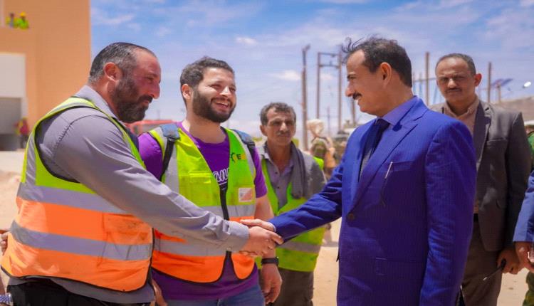محافظ شبوة يثمن نجاح التشغيل التجريبي للمحطة الشمسية المقدم من الإمارات