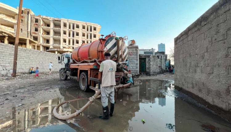 منظمة صُنّاع النهضة تواصل حملة شفط مياه الأمطار ورفع مخلفات السيول في عدن