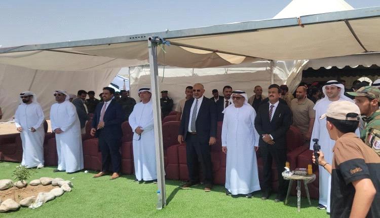 الرئيس الزُبيدي والسفير الإماراتي ومحافظ شبوة يفتتحون محطة الطاقة الشمسية بقدرة 53 ميجاوات في عتق