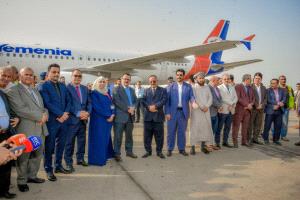 وزير النقل يستقبل وصول الطائرة الجديدة 