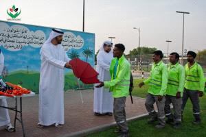 برعاية الشيخ سالم بن ركاض .. توزيع مظلات واقية من حرارة الصيف على العمال في مدينة العين بالإمارات