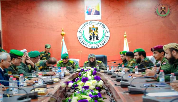 العميد الوالي يترأس اجتماعا بقيادات الحزام الأمني ويشيد بالأداء المتميز في العرض العسكري