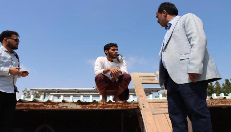 مدير عام خورمكسر يتفقد العمل في تركيب منظومة الطاقة الشمسية لمسجد الفاروق بحي السعادة