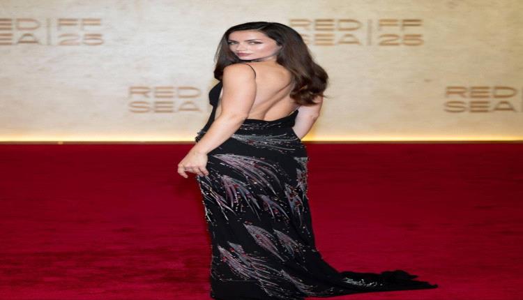 الأنظار كلها على آنا دي أرماس: جمال لا يُقاوم على السجادة الحمراء