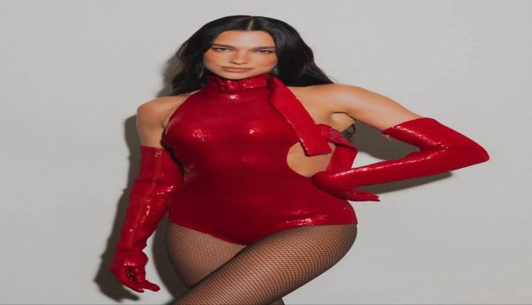 السجادة الحمراء تتوهج بدوا ليبا: الأحمر يلتقي بالأناقة المطلقة