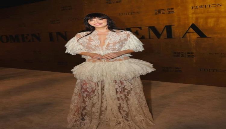 إطلالة داكوتا جونسون في البحر الأحمر: الشفافية والأناقة تلتقيان